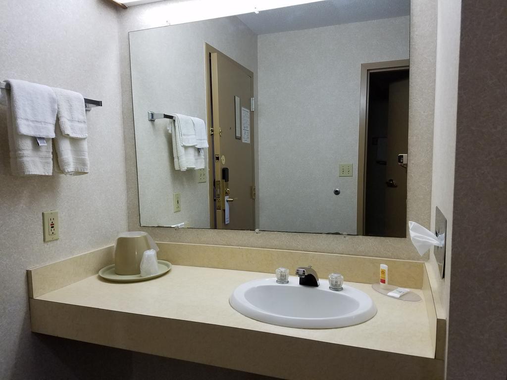 Rodeway Inn Blair Bagian luar foto